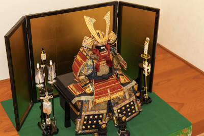 穿着盔甲和头盔的日本武士娃娃在男孩的五一节