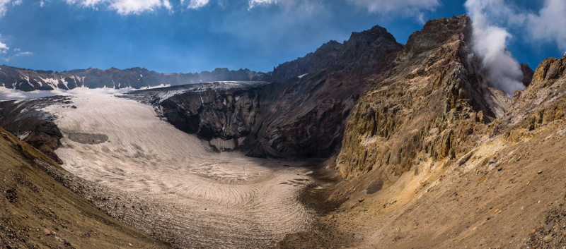 穆特诺夫斯基火山内结冰的火山口湖