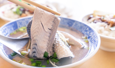 奶鱼皮汤，台南特色台湾美食。著名的午餐或早餐套餐蔬菜，俯视图，拷贝空间，关闭