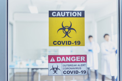 科学家covid-19病毒抗体研究实验室研究实验生物技术培养病毒疫苗。科学家看显微镜实验实验室科学试