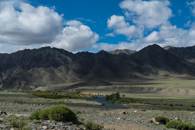 蒙古沙漠的山景