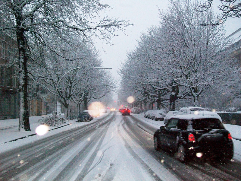 荷兰南部的海牙公路在冬季被雪覆盖。欧洲