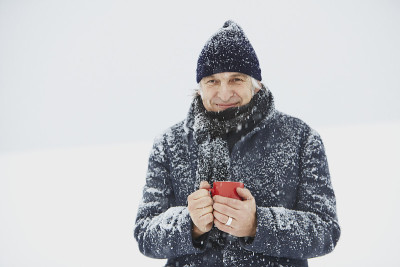 男人手里拿着雪红色的杯巾