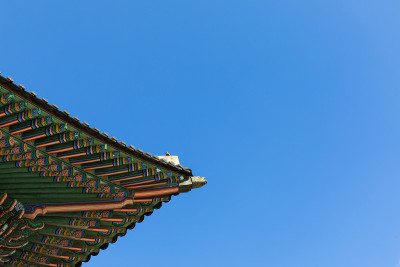 韩国传统宫廷屋顶和蓝天