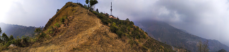 Kurseong山城的一座山的全景图