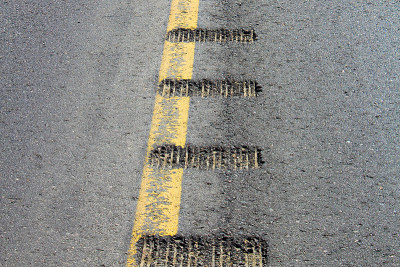近距离观看的隆隆声条上的道路