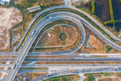 高架道路和交通的鸟瞰图。现代建筑设计的交通方式，避免交通堵塞