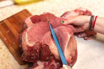 厨房里家里切的一块鲜肉腿