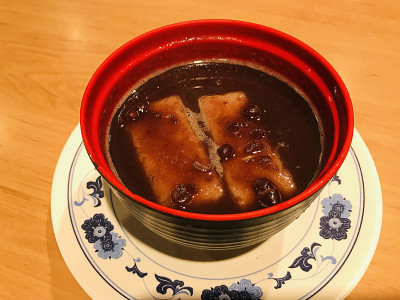 白豆粥或红豆粥配麻糬。
