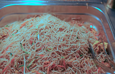 有食物和面条的中餐馆