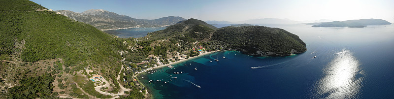 德西米海滩高尔夫和附近的岛屿与清澈的水在希腊。全景。