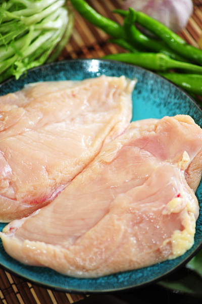 鸡胸肉放在砧板上