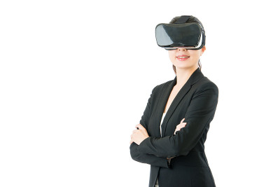 成功商界女性双手交叉戴着VR眼镜