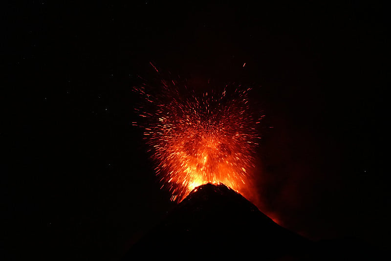 南美洲危地马拉阿卡特南戈火山喷发