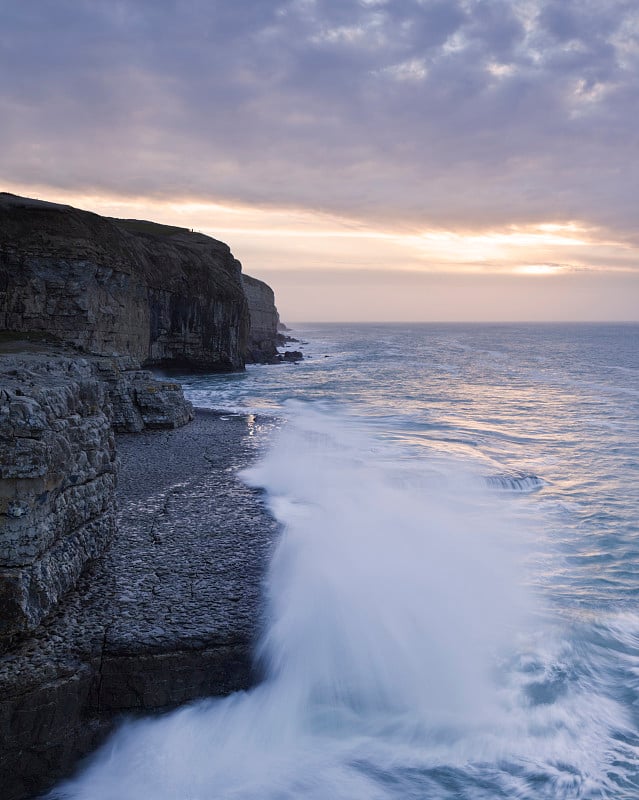 在英国多塞特的Dancing Ledge，汹涌的海浪