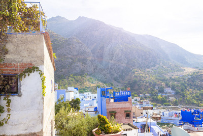 蓝色城市的屋顶，Chaouen，摩洛哥。早晨的风景与明亮的阳光。Chefchaouen镇的麦地那。俯