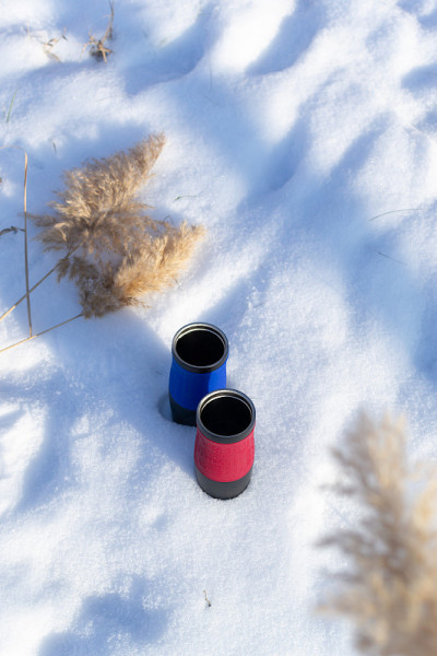 在雪地上放两个热茶。