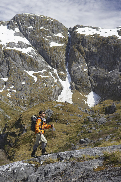 徒步旅行者攀登陡峭山脉的小径