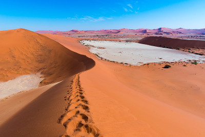 风景优美的Sossusvlei和Deadvlei，粘土和盐田被雄伟的沙丘包围。纳米比亚Naukluf