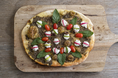 利巴嫩的玛努舍饼，配上红的百里香和薄荷，并拉尼饼。黎巴嫩Zaatar Manouche;zaatar