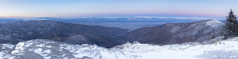 日本长野县中部山区的冬季全景黎明景色