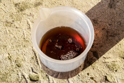 将厚的草甘膦溶液倒入烧杯中
