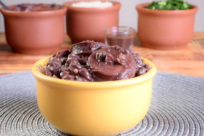 美味的巴西菜feijoada有豆类，猪肉，培根，卷心菜香肠，米饭，沙拉，香料和胡椒。乡村美食