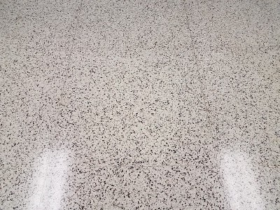 有反光或眩光的黑白地砖
