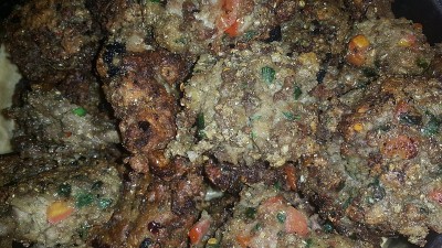 美味的辣炸圆烤肉装在陶瓷盘子里
