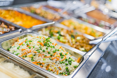 在购物中心美食广场出售的亚洲食品