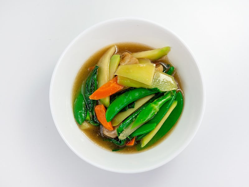 配豌豆、甘蓝和胡萝卜的炒蔬菜