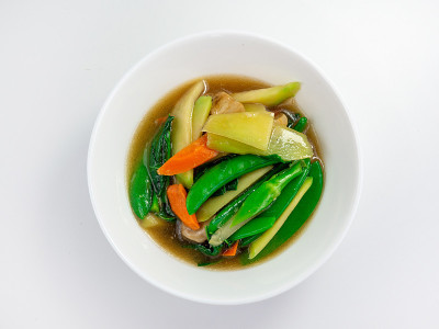 配豌豆、甘蓝和胡萝卜的炒蔬菜