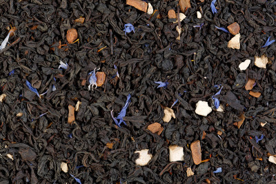 茶混合干姜，红花，矢车菊花瓣，肉桂。