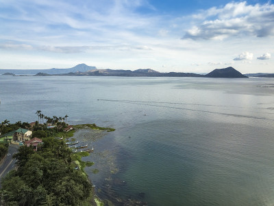 航拍塔尔湖、火山岛和宾宁天马拉基海岸。向劳蕾尔开枪，八打加斯。