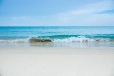 泰国普吉岛海滩上的蓝色海浪