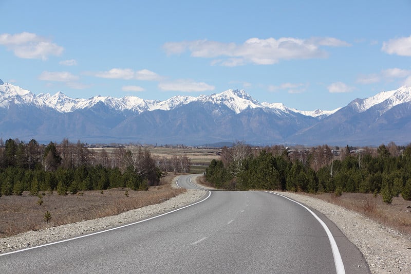 林间公路和萨彦山