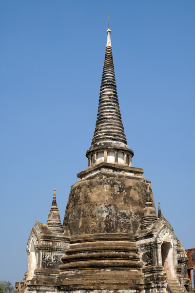 在佛寺寺与游客雕刻的三座古塔是泰国大城府最好的著名地标古史佛教寺庙