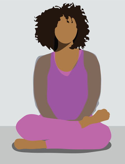 女人与卷发穿着粉红色固体颜色的运动服