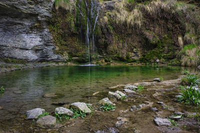 蒙塔尼乔斯·德·卡斯特隆镇河边的风景