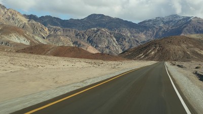 公路旅行死亡谷，艺术家调色板驱动器，美国加州。在美国搭便车旅行。高速公路，彩色裸露的山脉和干旱的气候
