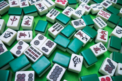 充满绿色背景的麻将牌游戏
