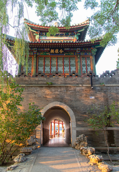 北京北海公园的庙门