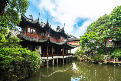 在一个阳光明媚的日子里，中国上海的老城区豫园