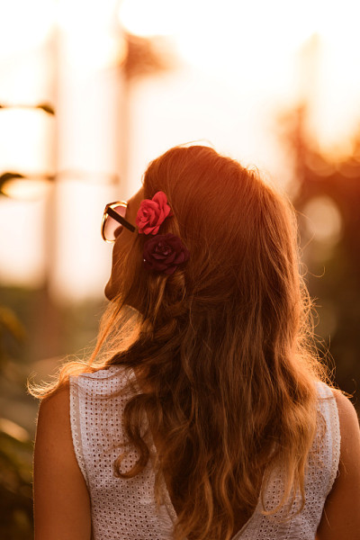 公园里一个女人的剪影和背景阳光。