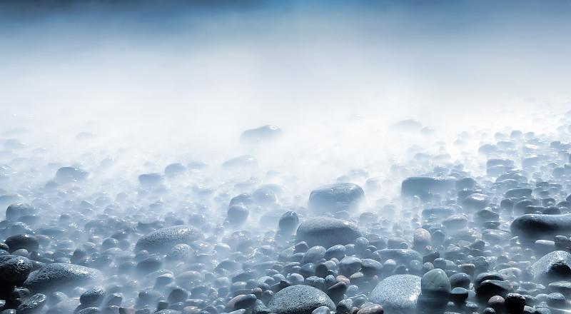 水和滚石