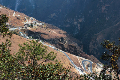 世界上最深的峡谷之一的山路，中国南方云南的虎跳峡