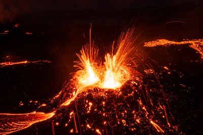 在冰岛法格拉达尔火山喷发的熔岩上飞行，冰岛
