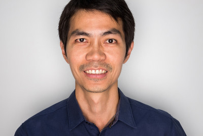 一个英俊的男人在幸福的感觉。东南亚商人心情愉快