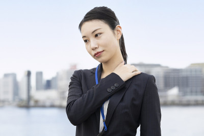 亚洲女商人，一副紧张的表情