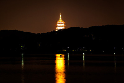 西湖夜景有雷峰塔